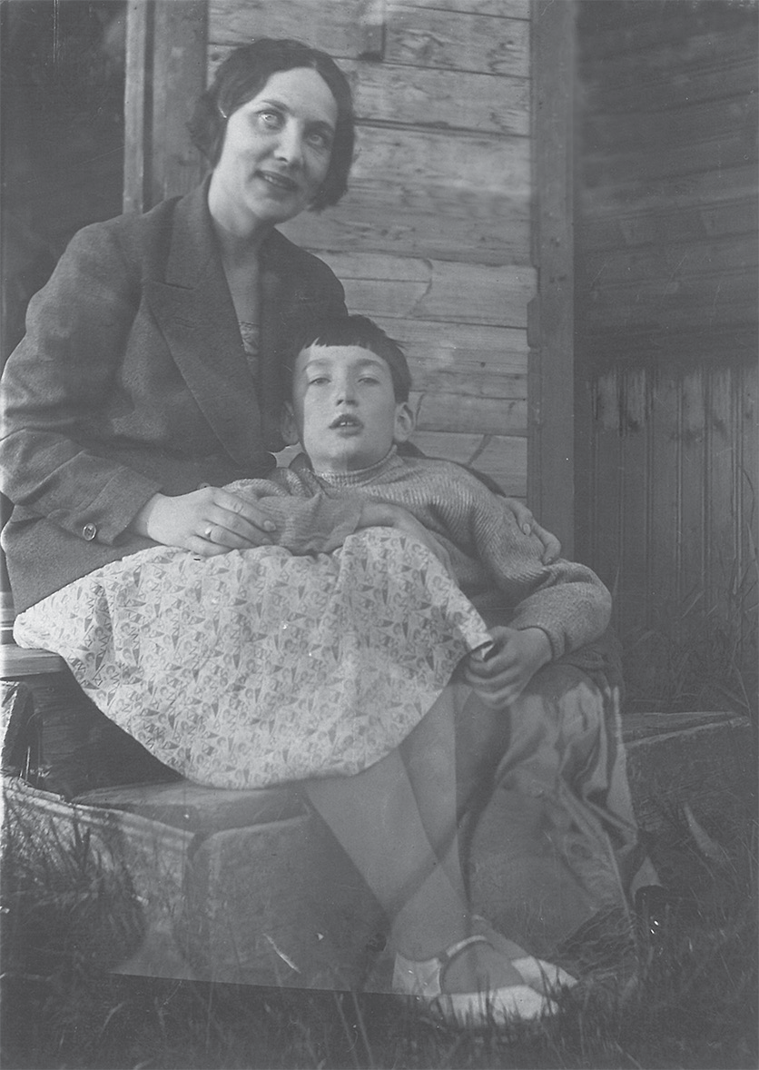 Игорь с матерью Кирой Владимировной, 1930-е годы