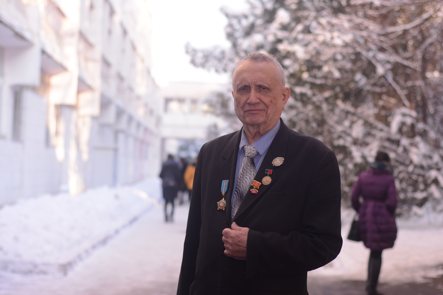 Профессор Виктор Михайлович Инюшин на заснеженной аллее